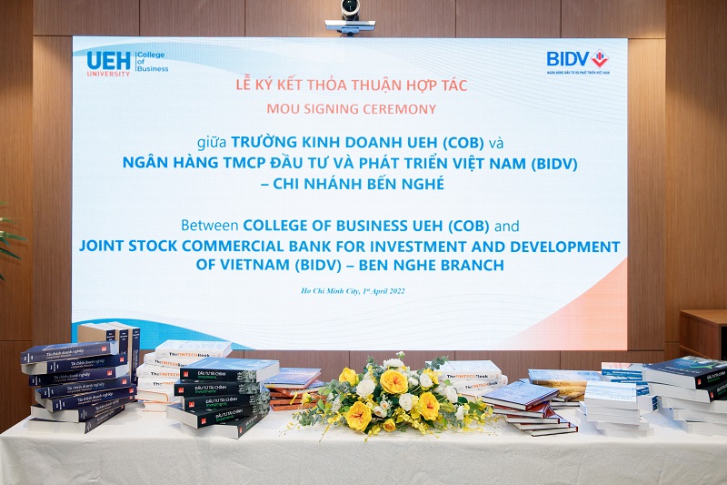 Lễ ký kết hợp tác và trao tặng Tủ sách tri thức giữa Trường Kinh doanh UEH và Ngân hàng BIDV chi nhánh Bến Nghé