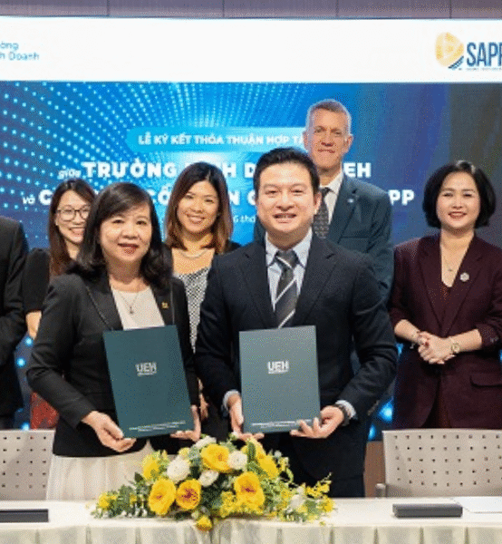 Lễ ký kết Thỏa thuận hợp tác giữa Trường Kinh doanh và Công ty Cổ phần Giáo dục SAPP